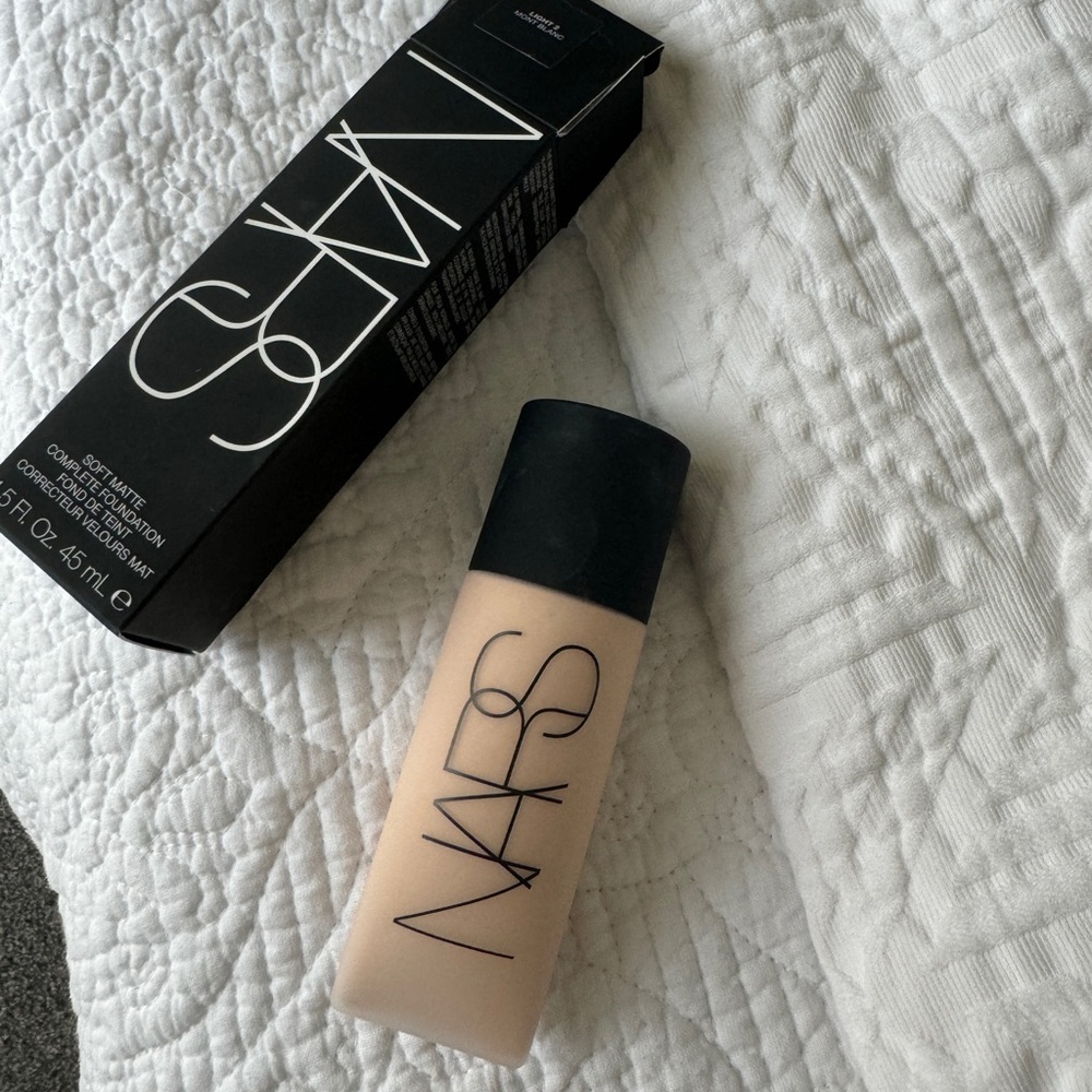 NARS Soft Matte Complete Foundation light 2 Mont Blanc